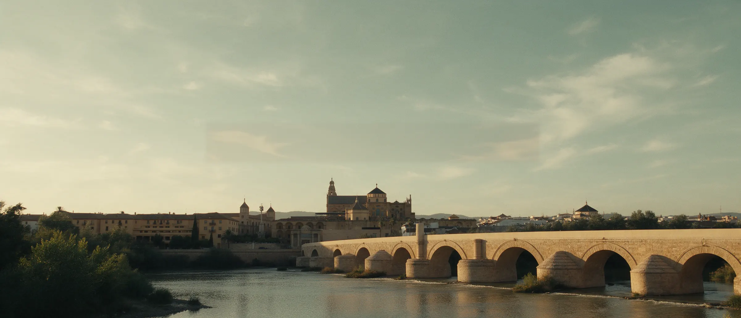 Córdoba al atardecer, con el puente romano y la Mezquita
