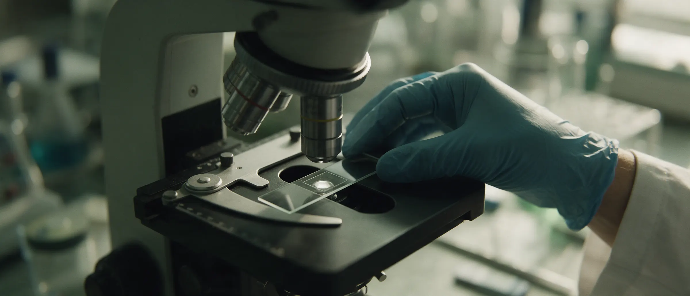 Investigadora ajustando un microscopio